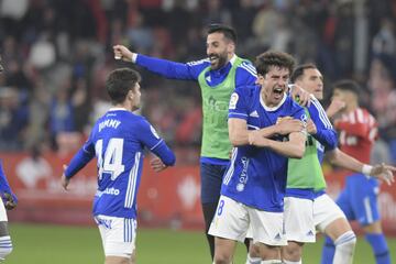 Bronca en el césped tras finalizar el partido entre los jugadores de ambos equipos. En la imagen, Sangalli jugador del Oviedo.