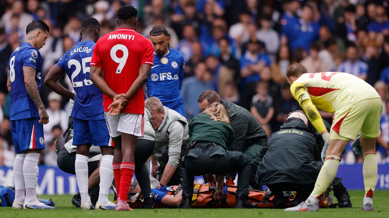 Chelsea sufre sexta derrota consecutiva y el debutante Derry abandona en camilla — image 1