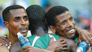 <b>FESTIVAL ETÍOPE.</B> Bekele y Gebre se abrazan con Sihine, bronce.