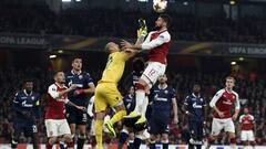 Arsenal clasifica en Europa League a pesar de pobre empate