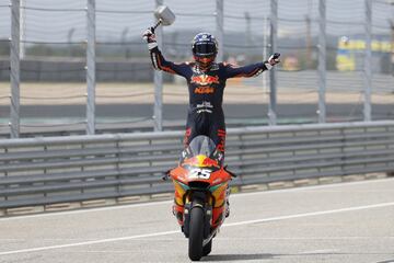 Raúl Fernández celebra la victoria en Moto2.
