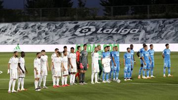 Los jugadores titulares en la alineación del Real Madrid contra el Valencia antes del partido en el gesto de apoyo a Juan Carlos Unzué.