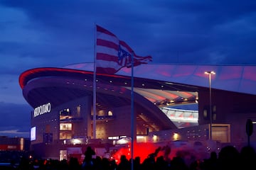 La aficin del Atleti ha recibido a su equipo a su llegada al Metropolitano antes del partido de Champions contra el Real Madrid.