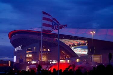 La afición del Atleti ha recibido a su equipo a su llegada al Metropolitano antes del partido de Champions contra el Real Madrid.