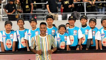 El equipo infantil de Tailandia, Jabalíes Salvajes, fue invitado por el LAFC para el partido contra Dynamo en el juego correspondiente a la semana 33 de la MLS.