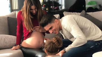 Marc Bartra y Melissa Jiménez embarazada con su hija Gala
