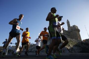 Unos 20.000 corredores tomaron parte en el evento deportivo anual el viernes, que incluye pistas de maratón completo y medio, pasando a través de una sección de la Ciudad Vieja, uno de los sitios más conocidos de Jerusalén.