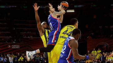GRAF2591. VITORIA (ÁLAVA), 17/05/2019.- El escolta americano del Anadolu Efes, Shane Larkin (c), es marcado por el también escolta americano del Fenerbahce Ali Muhammed (2d) y el pívot turco Ahmet Duverioglu (i), durante el partido de semifinal de Final Four de la Euroliga, que se disputa hoy en el Buesa Arena de Vitoria. EFE/Juan Carlos Hidalgo