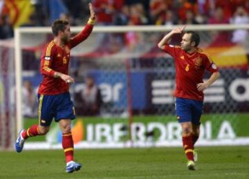 Sergio Ramos celebra con Andrés Iniesta un gol del andaluz en el Vicente Calderón.