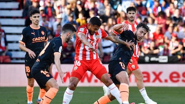 ALMERIA 09/04/2023. El delantero colombiano de la UD Almería Luis Suárez (c) disputa un balón con el defensa del Valencia C.F. Gayá (2i), y su compañero del centrocampista Nico (2d) durante el partido celebrado este domingo en Power Horse Stadium de Almería durante la jornada 28 de LaLiga Santander. EFE / Carlos Barba
