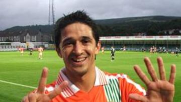 <b>ESPECTACULAR. </b>Jonathan Pereira sonríe mostrando los siete goles que marcó contra el Neath.