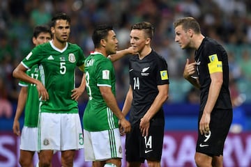 Mexico's forward Marco Fabian (3rd L) argues with New Zealand's midfielder Ryan Thomas (C) and New Zealand's forward Chris Wood during the 2017 Confederations Cup group A football match between Mexico and New Zealand at the Fisht Stadium in Sochi on June 21, 2017. / AFP PHOTO / Yuri CORTEZ