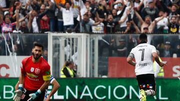 Ftbol, Colo Colo vs Universidad de Chile.
Campeonato de transicin 2017.
El jugador de Colo Colo Esteban Paredes celebra despues de convertir un gol contra Universidad de Chile durante el partido de primera division disputado en el estadio Monumental en Santiago, Chile.
27/08/2017
Felipe Zanca/Photosport**********
Football, Colo Colo vs Universidad de Chile.
Transition championship 2017.
Colo Colo's player Esteban Paredes celebrates after scoring against Universidad de Chile during a first division football match held at the Monumental stadium in Santiago, Chile.
27/08/2017
Felipe Zanca/Photosport