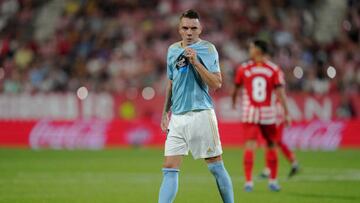 Iago Aspas realiza su habitual celebración señalando el escudo tras marcar ante el Girona.