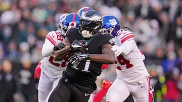 PHILADELPHIA, PENNSYLVANIA - JANUARY 08: A.J. Brown #11 of the Philadelphia Eagles runs past Cor'Dale Flott #28 of the New York Giants during the first quarter against the New York Giants at Lincoln Financial Field on January 08, 2023 in Philadelphia, Pennsylvania.   Mitchell Leff/Getty Images/AFP (Photo by Mitchell Leff / GETTY IMAGES NORTH AMERICA / Getty Images via AFP)