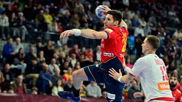 Abel Serdio, pivote de la selección española de balonmano, en una jugada del encuentro