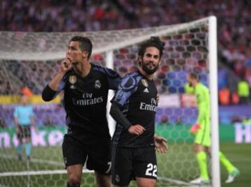 2-0. Isco celebr¨® el segundo gol con Cristiano Ronaldo.