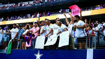 Aficionados del Real Madrid y el Barcelona antes del Clásico de pretemporada disputado en el AT&T Stadium de Dallas.