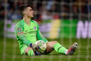 En el 迆ltimo minuto de la segunda parte de la pr車rroga de la Carabao Cup, Kepa Arrizabalaga, portero del Chelsea, se neg車 a abandonar el campo sustituido. El italiano Sarri hab赤a mandado a Willy Caballero saltar al campo por el portero espa?ol, pero Kepa se neg車 a ser cambiado. Incluso, el 芍rbitro habl車 con Kepa para que abandonara el c谷sped pero el espa?ol se neg車 en rotundo. El t谷cnico italiano hab赤a tomado la decisi車n de sacar al guardameta argentino por Kepa, despu谷s de que el exportero del Athletic se quejar芍 de problemas f赤sicos. El enfado de Sarri fue may迆sculo y amag車 con marcharse del banquillo hac赤a el vestuario. La autoridad del entrenador italiano, muy tocado por los malos resultados, queda en entredicho. Luego en la tanda de penalti el Chelsea perdi車 y Kepa s車lo pudo atajar el lanzamiento de San谷.