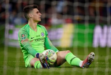 En el último minuto de la segunda parte de la prórroga de la Carabao Cup, Kepa Arrizabalaga, portero del Chelsea, se negó a abandonar el campo sustituido. El italiano Sarri había mandado a Willy Caballero saltar al campo por el portero español, pero Kepa se negó a ser cambiado. Incluso, el árbitro habló con Kepa para que abandonara el césped pero el español se negó en rotundo. El técnico italiano había tomado la decisión de sacar al guardameta argentino por Kepa, después de que el exportero del Athletic se quejará de problemas físicos. El enfado de Sarri fue mayúsculo y amagó con marcharse del banquillo hacía el vestuario. La autoridad del entrenador italiano, muy tocado por los malos resultados, queda en entredicho. Luego en la tanda de penalti el Chelsea perdió y Kepa sólo pudo atajar el lanzamiento de Sané.