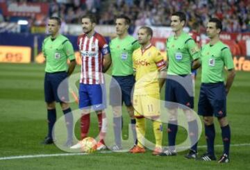 Partido Atlético de Madrid-Sporting de Gijón. Estrada Fernández con sus asistentes Martínez Munuera, Martín García y el cuarto árbitro Catalá Ferran y los capitanes Gabi y Lora.