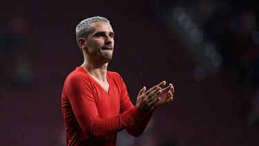 Atletico Madrid's French forward Antoine Griezmann reacts at the end of the Spanish league football match between Club Atletico de Madrid and Rayo Vallecano de Madrid at the Wanda Metropolitano stadium in Madrid on October 18, 2022. (Photo by OSCAR DEL POZO CANAS / AFP)