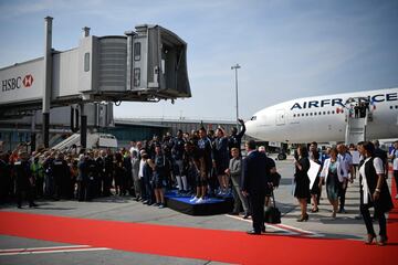 La selección francesa ha llegado al aeropuerto Roissy-Charles de Gaulle rodeado de una gran espectación. Después se han subido al clásico autobús para recorrer las calles de París y celebrar la segunda estrella con los aficionados.