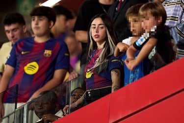 La cantante argentina, Nicki Nicole, en el palco del estadio Johan Cruyff disfrutando del Trofeo Gamper entre el Fútbol Club Barcelona y el Como.