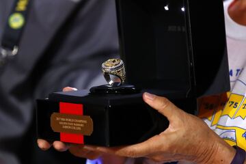 El Oracle Arena se visti車 de gala para el arranque de la temporada NBA: los Warriors recibieron sus anillos de campeones y alzaron otra bandera al techo del pabell車n. Arranc車 la temporada 2017-18.