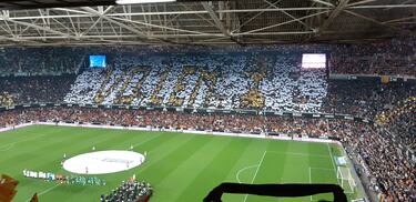 Los tifos de Mestalla. El color de la grada en las grandes noches europeas, ligueras y coperas.