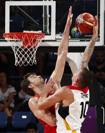 Daniel Theis ante Pau Gasol.