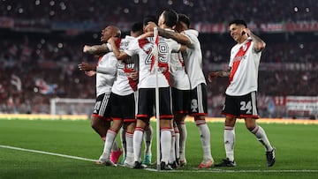 AME3359. BUENOS AIRES (ARGENTINA), 15/07/2023.- Jugadores de River celebran un gol hoy, durante un partido por la fecha 25 de la Liga Profesional entre los equipos de River Plate y Estudiantes de La Plata, en el estadio Monumental en Buenos Aires (Argentina). EFE/Juan Ignacio Roncoroni
