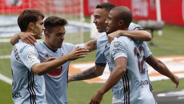 VGO.EFE.VIGO, 21/06/2020.- El centrocampista brasile&ntilde;o del Celta de Vigo Rafinha (d) celebra con sus compa&ntilde;eros tras marcar el 3-0 durante el partido de LaLiga Santander frente al Deportivo Alav&eacute;s, este domingo en el estadio de Bala&i