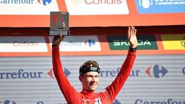 Primoz Roglic, con el maillot rojo de líder de La Vuelta.