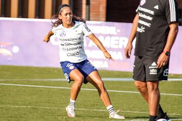 La Roja Femenina realizó su tercer día de entrenamientos en la cancha del Colegio Colombo Británico de Cali. En la primera jornada del Grupo A tendrá descanso.