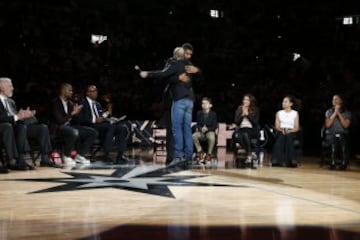 Emocionante fiesta de retirada del mítico '21' de Tim Duncan en San Antonio. Nadie más llevará el número del mejor jugador de la historia de los Spurs y una leyenda inigualable de la NBA.