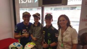 Los hermanos Espargaró, con el pequeño Aleix, ya recuperado.