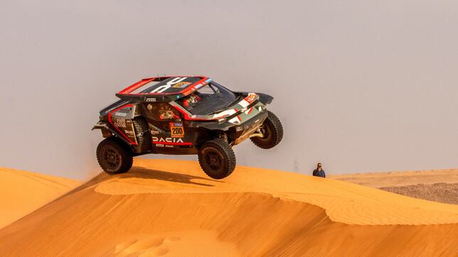 Al Attiyah se mete en otro lío pero acaba con final feliz