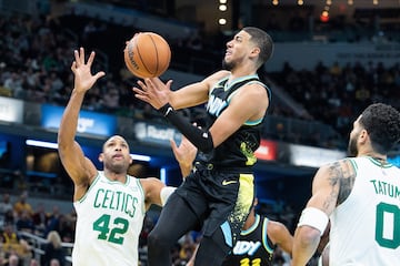 Tyrese Haliburton, base de Indiana Pacers, lanza ante Al Horford, ala-pívot de Boston Celtics.