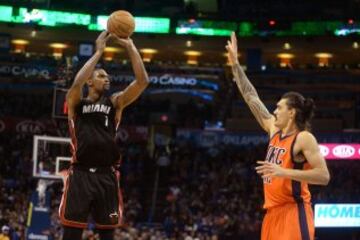 Chris Bosh y Steven Adams.