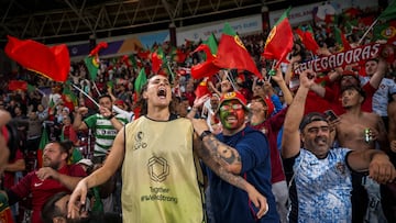 TOPSHOT - Portugal's goalkeeper #12 Patricia Morais (CL) celebrates with fans at the end of the UEFA Women's Euro 2025 Group B football match between Portugal and Italy at the Stade de Geneve in Geneva, on July 7, 2025. (Photo by Fabrice COFFRINI / AFP)