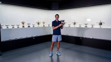 Rafa Nadal posa con su vigésimo Grand Slam en el Museo de la Rafa Nadal Academy de Manacor.
