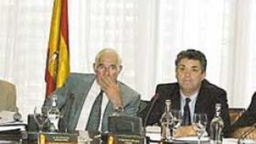 <b>BIENVENIDO</b>. La Junta directiva de la RFEF dio la bienvenida al cargo de seleccionador a Luis Aragonés.