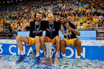 Triunfo, celebración y premio doble para el Gran Canaria. Campeón de la Eurocup y clasificación directa para la Euroliga la próxima temporada.  En la imagen, John Surna,  Oliver Stevic y Khalifa Diop.