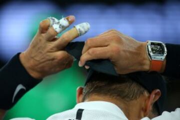 Rafa Nadal ata su cinta del pelo durante la final.