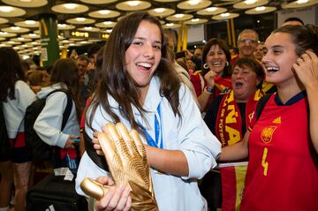 La selección española Sub-17 y el cuerpo técnico recibidos entre gritos de "campeonas, campeonas".