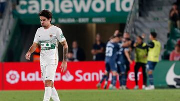 ELCHE (ALICANTE), 08/11/2022.- El centrocampista del Elche Álex Collado tras encajar el segundo gol ante el Girona, durante el encuentro de la decimocuarta jornada de la Liga Santander entre el Elche CF y el Girona FC disputado este martes en el estadio Martínez Valero, en Elche. EFE/Manuel Lorenzo
