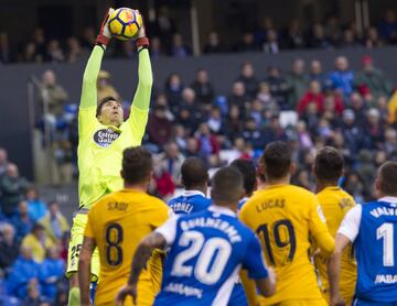 Pantilimon atrapa el balón.