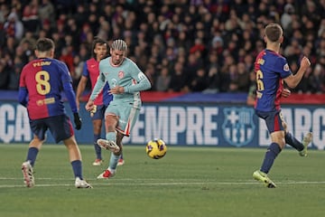 El argentino entr de revulsivo y fue clave en la disposicin del equipo de Simeone. Consigui un gol y fue el encargado de aprovechar el desconcierto azulgrana.