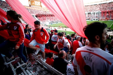 La CONMEBOL decidió aplazar un día la final después del apedreamiento del bus de Boca por parte de los hinchas de River.